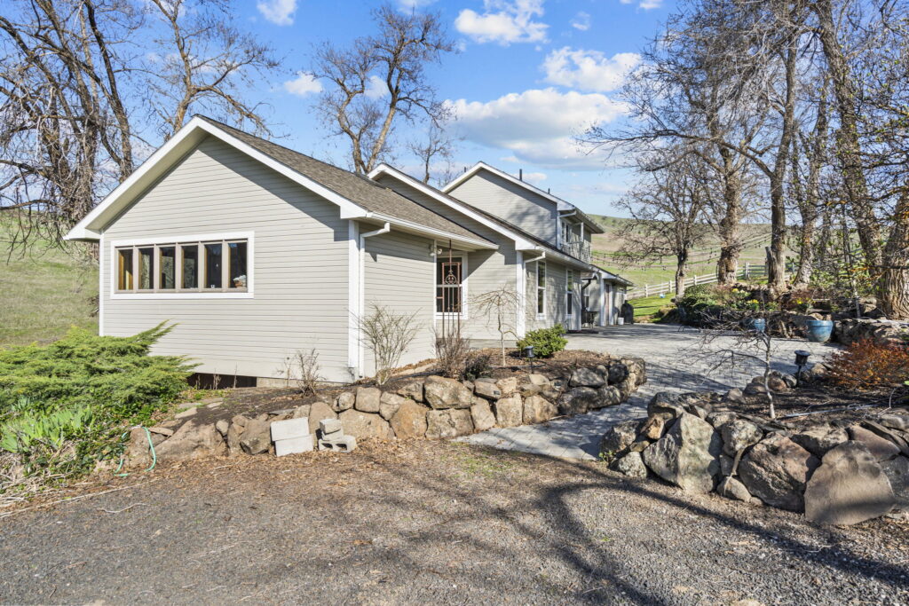 farmhouse on acreage The Dalles Oregon
